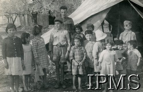 Grudzień 1943, Bechmezzin, Liban.
Dzieci libańskie, które gościły u żołnierzy 15 Wileńskiego Batalionu Strzelców 