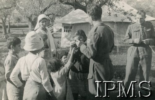 Grudzień 1943, Bechmezzin, Liban.
Dzieci libańskie, które gościły u żołnierzy 15 Wileńskiego Batalionu Strzelców 