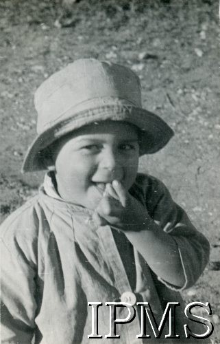 Grudzień 1943, Bechmezzin, Liban.
Dziecko libańskie, które gościło u żołnierzy 15 Wileńskiego Batalionu Strzelców 