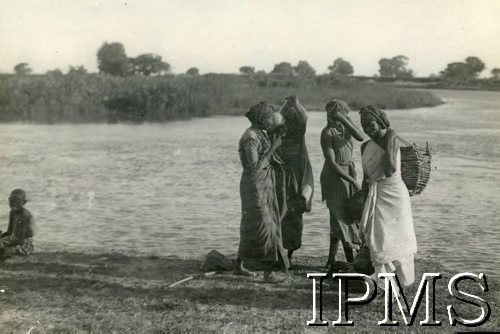 Styczeń 1944, okolica Ismailia, Egipt.
Kobiety arabskie nad jeziorem Timsah.
Fot. NN, Kronika 15 Wileńskiego Batalionu Strzelców 