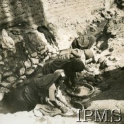 Styczeń 1944, Egipt.
Kobiety arabskie piorące nad strumykiem.
Fot. NN, Kronika 15 Wileńskiego Batalionu Strzelców 