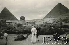 Luty 1944, Giza, Egipt.
Piramidy faraonów Chefrena (z lewej) i Cheopsa oraz posąg Wielkiego Sfinksa.
Fot. NN, Kronika 15 Wileńskiego Batalionu Strzelców 