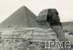 Luty 1944, Giza, Egipt.
Posąg Wielkiego Sfinksa, za nim piramida faraona Cheopsa.
Fot. NN, Kronika 15 Wileńskiego Batalionu Strzelców 