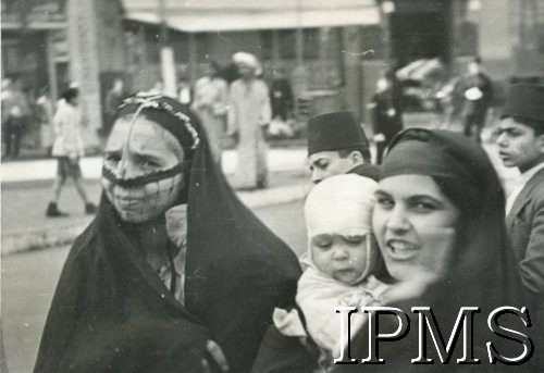 Styczeń-luty 1944, Kair, Egipt.
Mieszkanki Kairu z dzieckiem.
Fot. NN, Kronika 15 Wileńskiego Batalionu Strzelców 