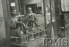 Styczeń-luty 1944, Kair, Egipt.
Uliczni sprzedawcy soku pomarańczowego.
Fot. NN, Kronika 15 Wileńskiego Batalionu Strzelców 