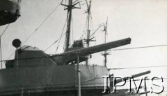 Luty 1944, Morze Śródziemne.
Działa na pokładzie okrętu 