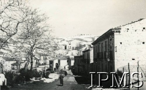 Marzec 1944, Campolieto, Włochy.
Ulica wjazdowa do miasta.
Fot. NN, Kronika 15 Wileńskiego Batalionu Strzelców 