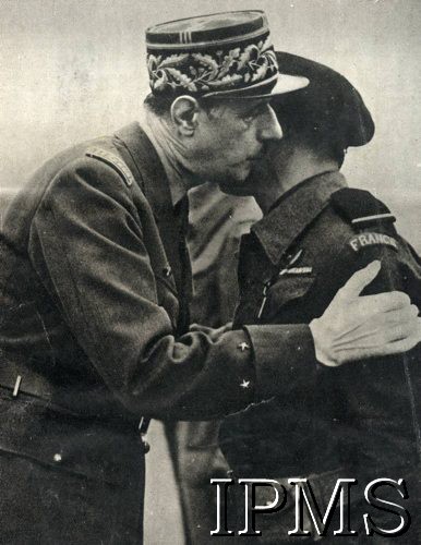 Lata 40., brak miejsca.
Generał Charles de Gaulle w uścisku z francuskim żołnierzem.
Fot. NN, Kronika 15 Wileńskiego Batalionu Strzelców 