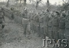 8-9.04.1944, Fornelli, Włochy.
Dowódca 5 Wileńskiej Brygady Piechoty pułkownik Wincenty Kurek przed żołnierzami 2 kompanii 15 Wileńskiego Batalionu Strzelców 