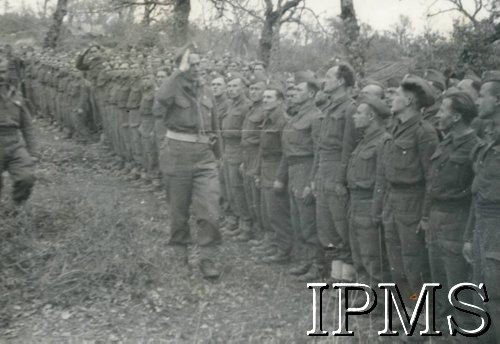 8-9.04.1944, Fornelli, Włochy.
Dowódca 5 Wileńskiej Brygady Piechoty pułkownik Wincenty Kurek przed żołnierzami 2 kompanii 15 Wileńskiego Batalionu Strzelców 