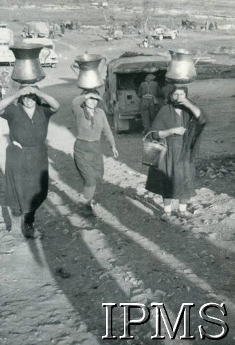 Kwiecień 1944, okolica nad rzeką Volturno, Włochy.
Włoskie kobiety z dzbanami na głowie.
Fot. NN, Kronika 15 Wileńskiego Batalionu Strzelców 