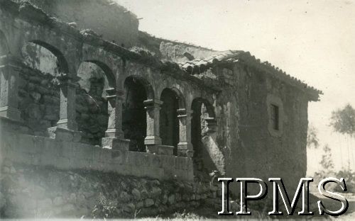 Kwiecień 1944, prowincja Campobasso, Włochy.
Budowla z czasów starożytnego Rzymu.
Fot. NN, Kronika 15 Wileńskiego Batalionu Strzelców 