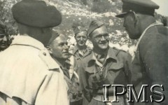 22.04.1944, okolice Ailano, Włochy.
Dowódca 8 Armii brytyjskiej generał Olivier Leese (1. z prawej) w rozmowie z dowódcą 15 Wileńskiego Batalionu Strzelców 