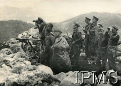 22.04.1944, okolice Ailano, Włochy.
Punkt obserwacyjny, od lewej: dowódca 8 Armii brytyjskiej generał Olivier Leese, dowódca 15 Wileńskiego Batalionu Strzelców 
