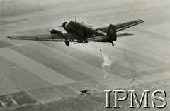 1940-1945, brak miejsca.
Niemiecki samolot, poniżej spadochroniarz.
Fot. NN, Kronika 15 Wileńskiego Batalionu Strzelców 