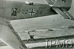 1940-1945, brak miejsca.
Żołnierze 1 Dywizji Strzelców Spadochronowych wyskakujący z samolotu.
Fot. NN, Kronika 15 Wileńskiego Batalionu Strzelców 