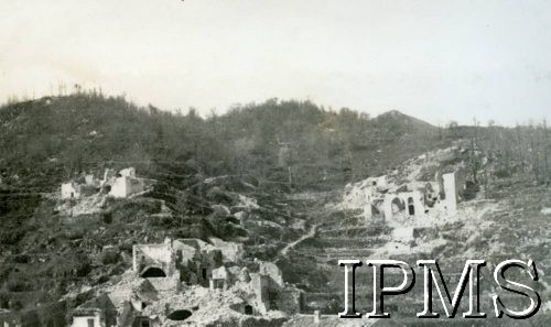 Maj 1944, Viticuso, Włochy.
Zburzone działaniami wojennymi budynki.
Fot. NN, Kronika 15 Wileńskiego Batalionu Strzelców 