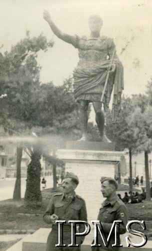 Czerwiec 1944, Neapol, Włochy.
Dwaj żołnierze 15 Wileńskiego Batalionu Strzelców 