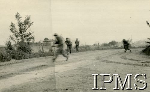 Lipiec 1944, Montoro, Włochy.
Żołnierze 4 kompani 15 Wileńskiego Batalionu Strzelców 