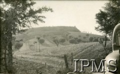 Lipiec 1944, Monte della Crescia, Włochy.
Widok na wzgórze w okolicy Ankony, u jego podnóża zajęła pozycje 5 Wileńska Brygada Piechoty.
Fot. NN, Kronika 15 Wileńskiego Batalionu Strzelców 