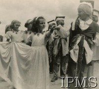 1942-1946, Ifunda, Tanganika. 
Osiedle dla polskich uchodźców w Afryce Wschodniej. Taniec 