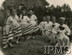 1942-1946, Ifunda, Tanganika. 
Osiedle dla polskich uchodźców w Afryce Wschodniej. Taniec 