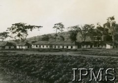 1944, Koja, Uganda.
Osiedle dla polskich uchodźców w Afryce Wschodniej. Budynek szpitala. [W styczniu 1943 stanął pierwszy budynek szpitalny, drewniany, składający się z dwóch sal, w każdej mieściło się dwadzieścia łóżek. W lipcu 1943 powstał II oddział szpitala, a w lutym 1944 otwarto oddział III - dziecięcy. Czwarty budynek szpitalny oddano do użytku w kwietniu 1944. Pod koniec 1944 roku szpital posiadał 128 łóżek.]
Fot. NN, kolekcja: Osiedla polskie w Afryce, Instytut Polski i Muzeum im. gen. Sikorskiego w Londynie