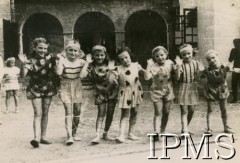1944, Koja, Uganda.
Osiedle dla polskich uchodźców w Afryce Wschodniej. Występ dziewczynek z polskiego osiedla. Podpis oryginalny - 