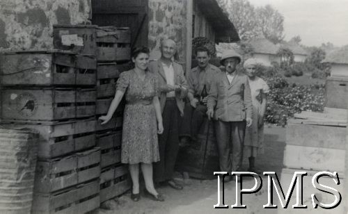 1942-1950, Tengeru, Tanganika.
Osiedle dla polskich uchodźców. Pracownicy magazynu przed wejściem do budynku.
Fot. NN, kolekcja: Osiedla polskie w Afryce, Instytut Polski i Muzeum im. gen. Sikorskiego w Londynie