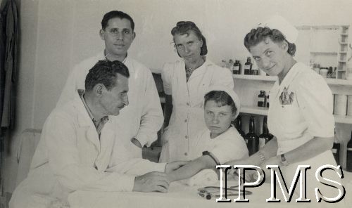 1942-1950, Tengeru, Tanganika.
Osiedle dla polskich uchodźców. Personel medyczny z pacjentką w pokoju zabiegowym szpitala.
Fot. NN, kolekcja: Osiedla polskie w Afryce, Instytut Polski i Muzeum im. gen. Sikorskiego w Londynie