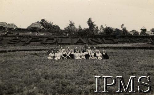 25.11.1946, Tengeru, Tanganika.
Osiedle dla polskich uchodźców. Grupa pracowników Referatu Rolnego zajmująca się roślinami ozdobnymi.
Fot. NN, kolekcja: Osiedla polskie w Afryce, Instytut Polski i Muzeum im. gen. Sikorskiego w Londynie