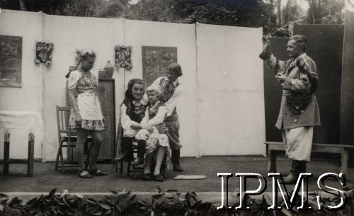 1942-1950, Tengeru, Tanganika.
Osiedle dla polskich uchodźców. Scena z przedstawienia 
