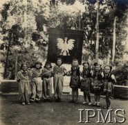 11.11.1944, Tengeru, Tanganika.
Osiedle dla polskich uchodźców. Grupa wychowanków sierocińca w przebraniu Kaszubów podczas przedstawienia 