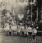 11.11.1944, Tengeru, Tanganika.
Osiedle dla polskich uchodźców. Dzieci z sierocińca w przebraniu Krakowiaków grające w przedstawieniu 