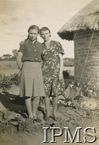 1943-1946, Marandellas, Rodezja Południowa. 
Osiedle dla polskich uchodźców. Maria Patro z siostrą. 
Fot. NN, kolekcja: Osiedla polskie w Afryce, Instytut Polski i Muzeum im. gen. Sikorskiego w Londynie