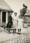 1943-1946, Marandellas, Rodezja Południowa. 
Osiedle dla polskich uchodźców. W środku stoi Wiktoria Cygańska.
Fot. NN, kolekcja: Osiedla polskie w Afryce, Instytut Polski i Muzeum im. gen. Sikorskiego w Londynie