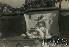 15.08.1944, Masindi, Uganda.
Osiedle dla polskich uchodźców. Obchody Święta Żołnierza. Występ dziewczyn: 