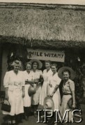 Styczeń 1944, Masindi, Uganda.
Osiedle dla polskich uchodźców. Kobiety przed domem przyozdobionym z okazji wizyty księdza biskupa Lacourssiere. Na froncie domu napis: 