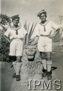 26.06.1944, Makindu, Brytyjska Afryka Wschodnia.
Uczniowie szkoły morskiej przy posągu lwa. Na odwrocie dedykacja: 