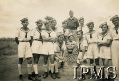 14.06.1944, Makindu, Brytyjska Afryka Wschodnia.
Uczniowie szkoły morskiej przy posągu lwa. Na odwrocie dedykacja: 