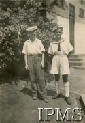 27.05.1944, Makindu, Brytyjska Afryka Wschodnia. 
Czesław Gołębiowski (z lewej), uczeń szkoły morskiej, z kolegą. Na odwrocie podpis: 