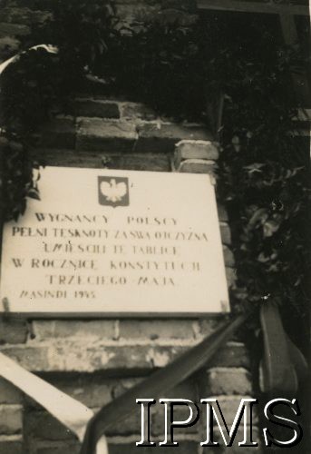 3.05.1945, Masindi, Uganda.
Osiedle dla polskich uchodźców. Tablica pamiątkowa na budynku kościoła. Na tablicy napis: 