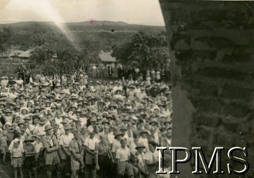 1.11.1945, Masindi, Uganda.
Osiedle dla polskich uchodźców. Tłum dzieci podczas uroczystości poświęcenia kościoła.
Fot. NN, kolekcja: Osiedla polskie w Afryce, Instytut Polski i Muzeum im. gen. Sikorskiego w Londynie