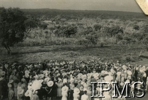 1942-1946, Masindi, Uganda.
Osiedle dla polskich uchodźców. Mieszkańcy osiedla na pogrzebie pana Pomorskiego.
Fot. NN, kolekcja: Osiedla polskie w Afryce, Instytut Polski i Muzeum im. gen. Sikorskiego w Londynie