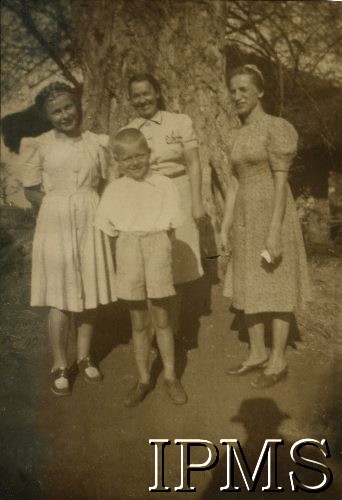 1942-1946, Masindi, Uganda.
Osiedle dla polskich uchodźców. Na zdjęciu Jan Jurgielewicz, nauczycielki: Dadejowa (w środku) i M. Kułakowska (1. z prawej).
Fot. NN, kolekcja: Osiedla polskie w Afryce, Instytut Polski i Muzeum im. gen. Sikorskiego w Londynie