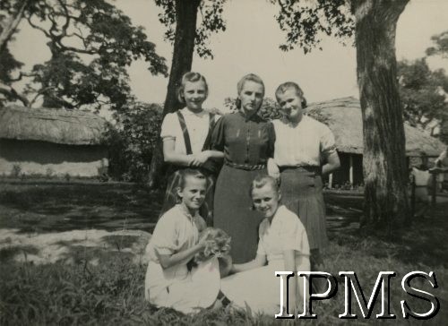 14.01.1945, Masindi, Uganda.
Osiedle dla polskich uchodźców. Grupa kobiet. Podpis na odwrocie: 