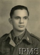 Lata 40., prawdopodobnie Włochy.
Stanisław Kanczes w mundurze - fotografia portretowa. Na odwrocie zdjęcia dedykacja: 