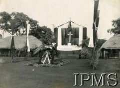 7.07.1943, Masindi, Uganda.
Osiedle dla polskich uchodźców. Ołtarz ustawiony z okazji śmierci premiera i Naczelnego Wodza polskich Sił Zbrojnych generała Władysława Sikorskiego.
Fot. NN, kolekcja: Osiedla polskie w Afryce, Instytut Polski i Muzeum im. gen. Sikorskiego w Londynie