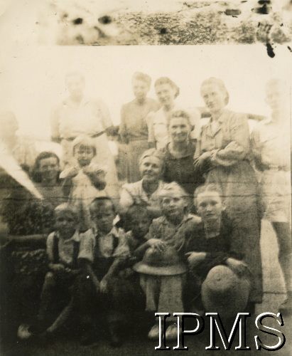 1945-1947, Rongai, Kenia. 
Osiedle dla polskich uchodźców. Grupa dzieci i dorosłych.
Fot. NN, kolekcja: Osiedla polskie w Afryce, Instytut Polski i Muzeum im. gen. Sikorskiego w Londynie