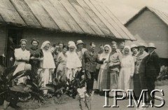 1945, Rongai, Kenia. 
Osiedle dla polskich uchodźców. Wizyta gości z Nairobi: delegata Ministerstwa Wyznań Religijnych i Oświecenia Publicznego - Szczepańskiego, p. Zaremby, delegat MOS - Chudzikiewicza, księdza dziekana Słapy.
Fot. NN, kolekcja: Osiedla polskie w Afryce, Instytut Polski i Muzeum im. gen. Sikorskiego w Londynie